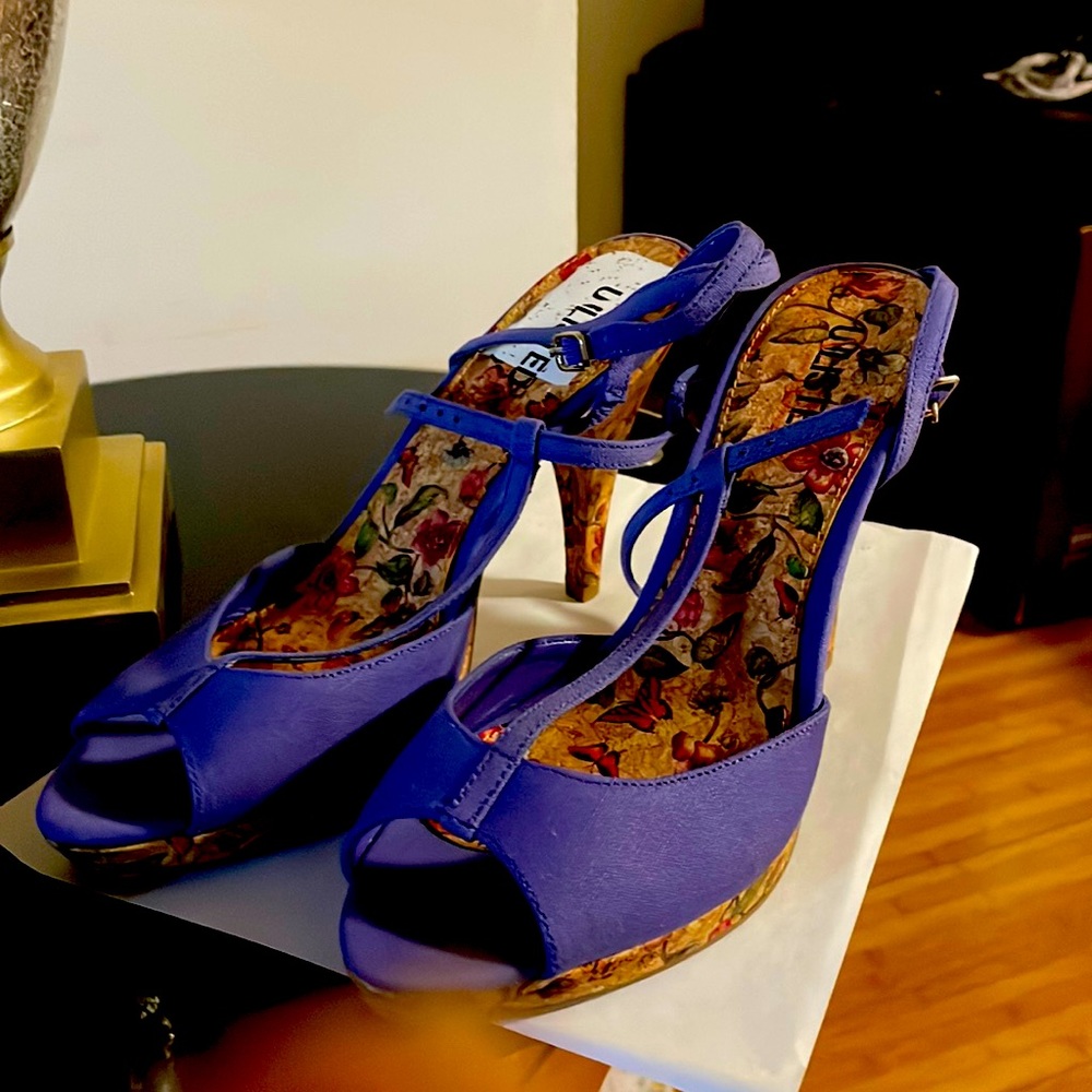 Sandle periwinkle never worn taking best price